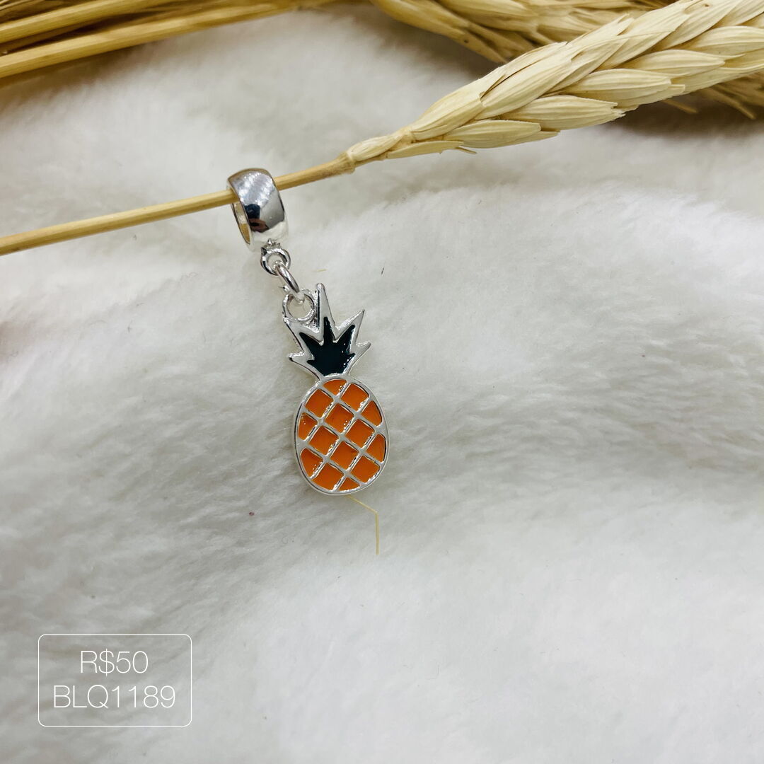 Berloque Abacaxi Pendurado Esmaltado Prateado